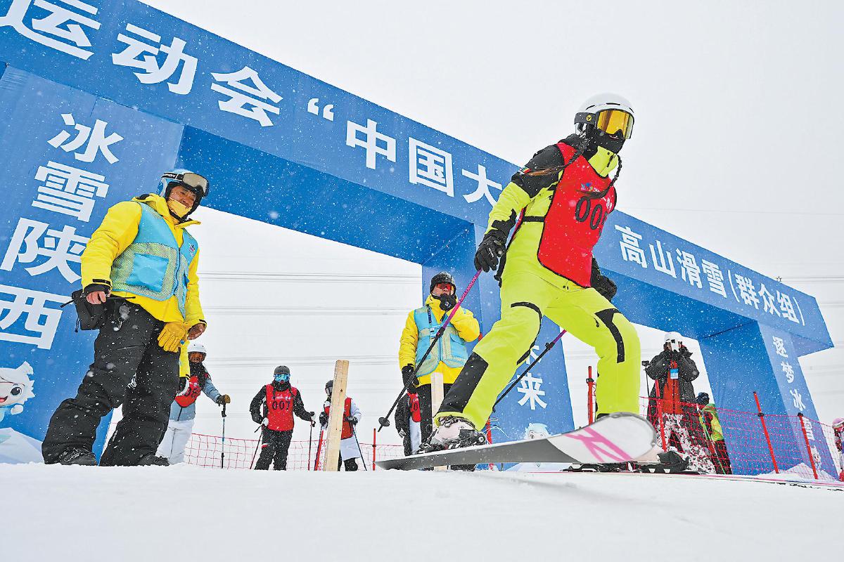 高山滑雪（群众组）、越野滑雪（青少年组）开赛