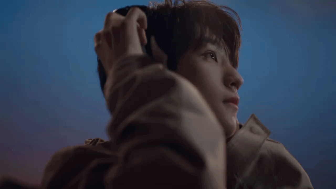 王俊凯品牌广告动图摘耳机的回眸好绝眼镜亮晶晶的像星星