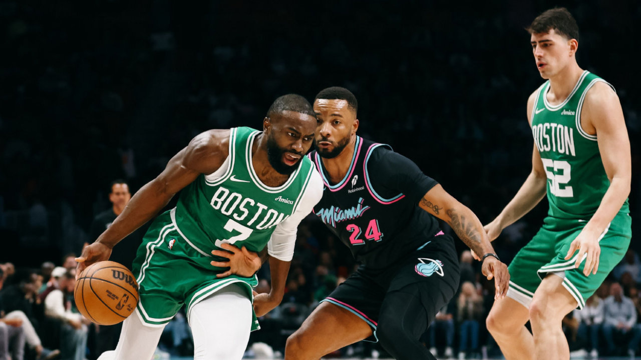 末节净胜15分，绿军上演大逆转！西蒙斯替补轰39分，布朗27分7板