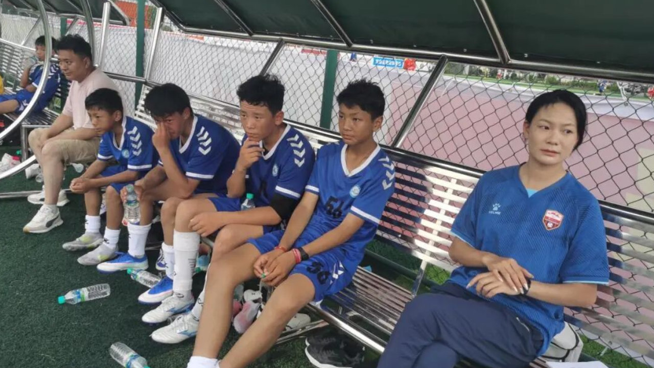 30小时大巴2400公里，藏族少年跨越半个中国，只为一次珍贵的足球对话