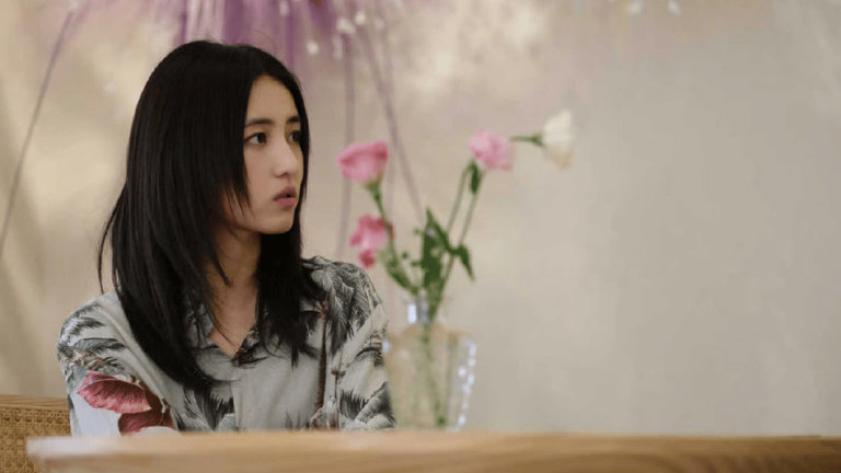 从泪水到剪刀！张子枫仪式感曝光，她凭天赋异禀还是靠资源加持？