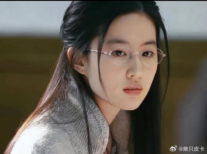 刘亦菲等9位女星戴细框无框眼镜造型亮相