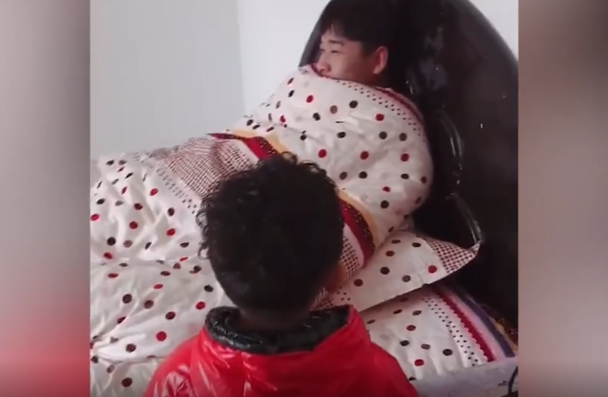 外甥回家质问舅舅“我舅妈呢”，舅舅裹紧被子沉默不语：我好难！