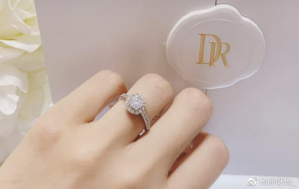 北京大美寰宇影业有限公司谈DR钻戒成本4千卖1.5万800可抹掉购买记录休闲区蓝鸢梦想 - Www.slyday.coM 北京大美寰宇影业有限公司谈DR钻戒成本4千卖1.5万800可抹掉购买记录休闲区蓝鸢梦想 - Www.slyday.coM