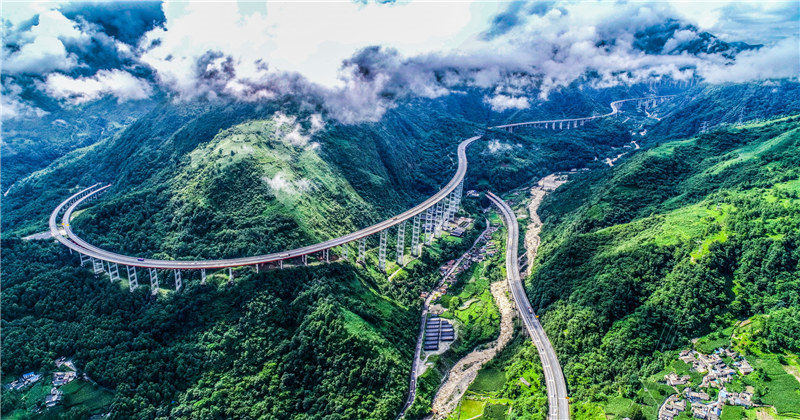 鸟瞰雅西高速公路:"云端上的天梯高速"