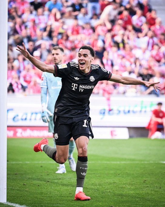 拜仁0-3落后连扳四球4-3逆转美因茨