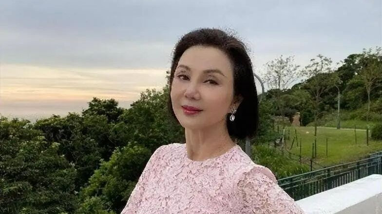 离婚30年后，从豪门弃妇到纳斯达克敲钟人，69岁谢玲玲成为人生赢家