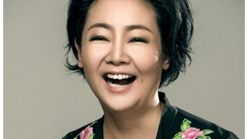 她因长相多次被导演拒绝，在家啃夫6年，08年凭一部剧红遍全国