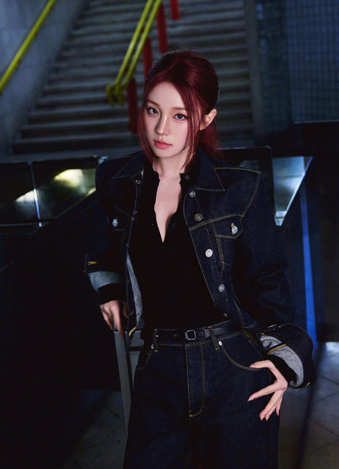 宋雨琦亮相FENDI活动，法棍包造型气场全开