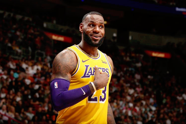 詹皇带伤出战拼尽全力