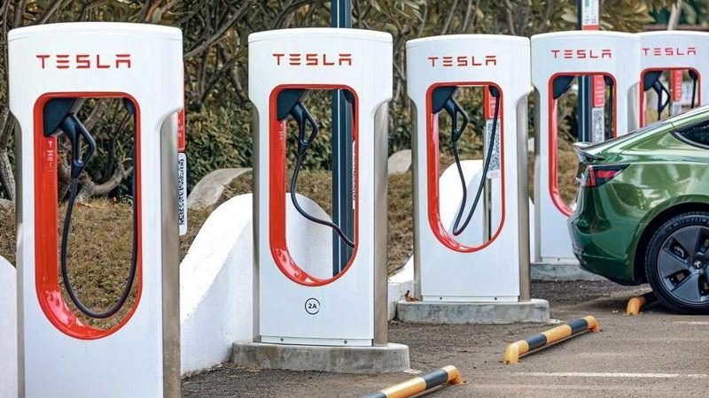 比亚迪不建充电桩，友商却帮忙抢着建？