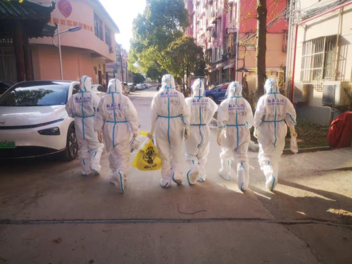 四个月内六次驰援抗疫,她依依不舍吻别女儿踏上援沪之路……休闲区蓝鸢梦想 - Www.slyday.coM 四个月内六次驰援抗疫,她依依不舍吻别女儿踏上援沪之路……休闲区蓝鸢梦想 - Www.slyday.coM