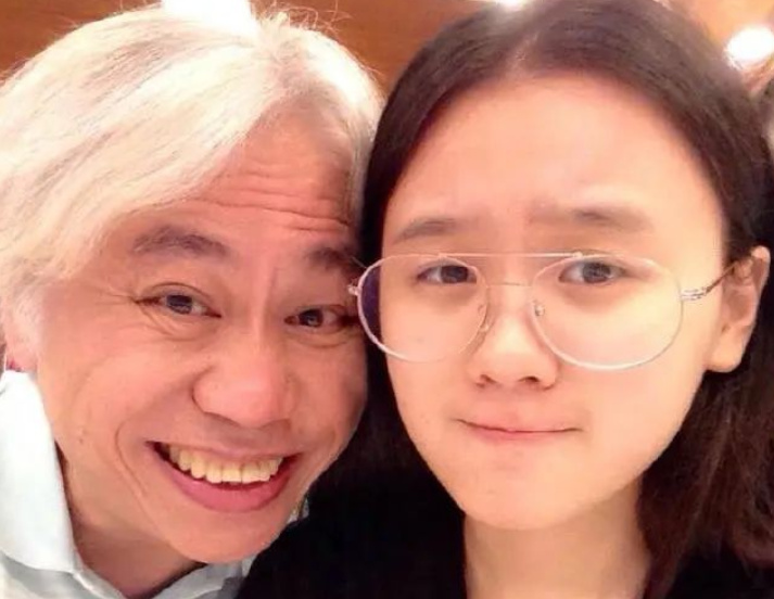 娱乐圈“爷孙恋”现状:有人获得3亿分手费,有人生3个孩子婚姻幸福休闲区蓝鸢梦想 - Www.slyday.coM 娱乐圈“爷孙恋”现状:有人获得3亿分手费,有人生3个孩子婚姻幸福休闲区蓝鸢梦想 - Www.slyday.coM