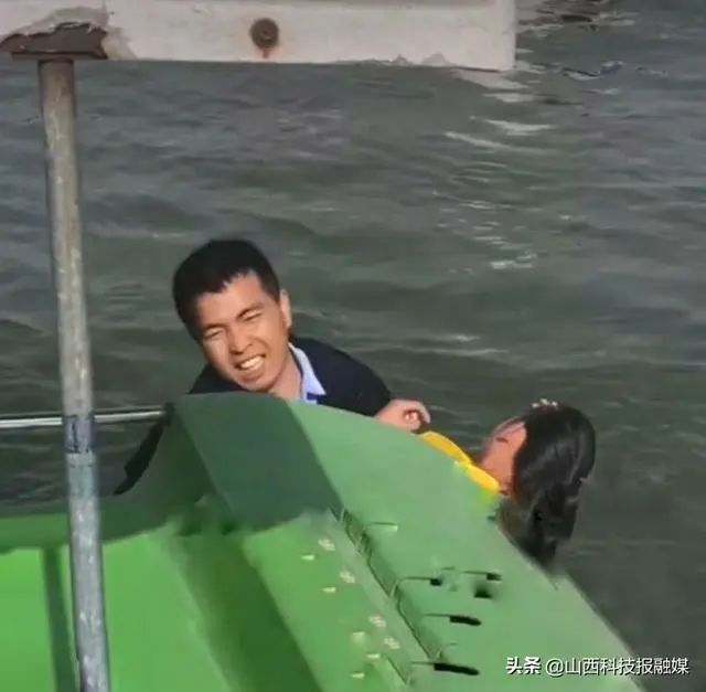 12岁女孩公园不慎落水,忻州好辅警义无反顾跳水救人.