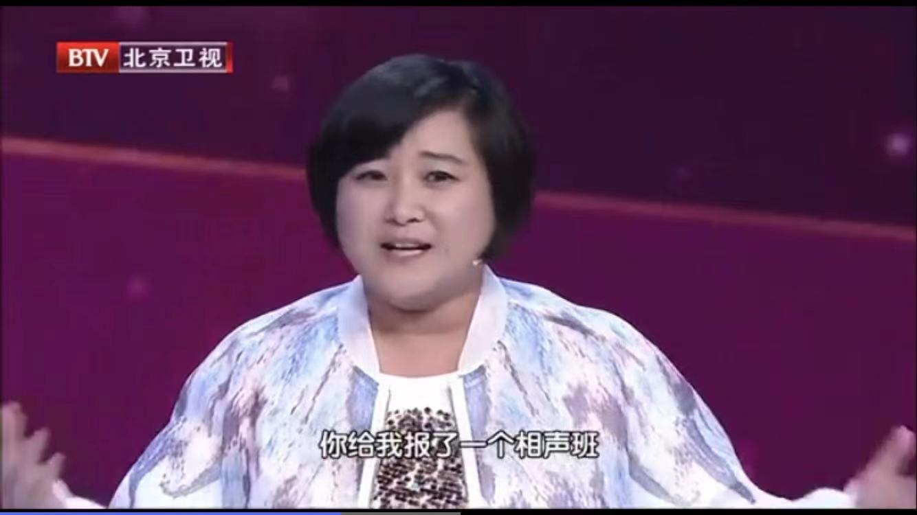 的贾玲高高瘦瘦,梨涡浅浅,是位标致的美人,确实更适合去拍戏,演电影