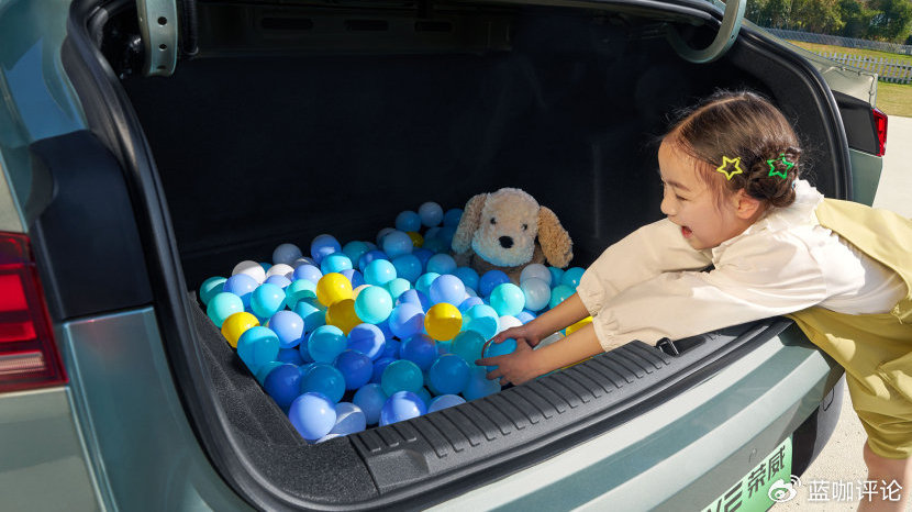 不看比亚迪海豚？2025纯电轿车新黑马：7.98万荣威D6凭硬核技术破局