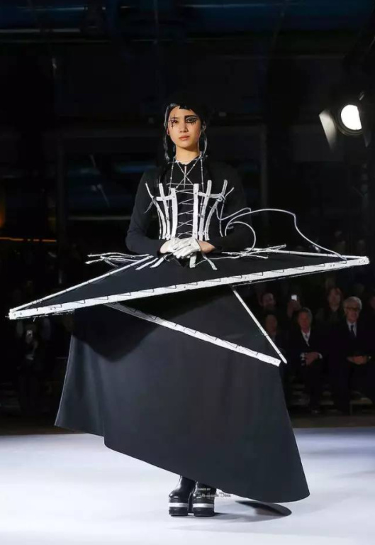 设计灵感|解构主义,叛逆的时装艺术2 设计灵感|解构主义,叛逆的时装艺术