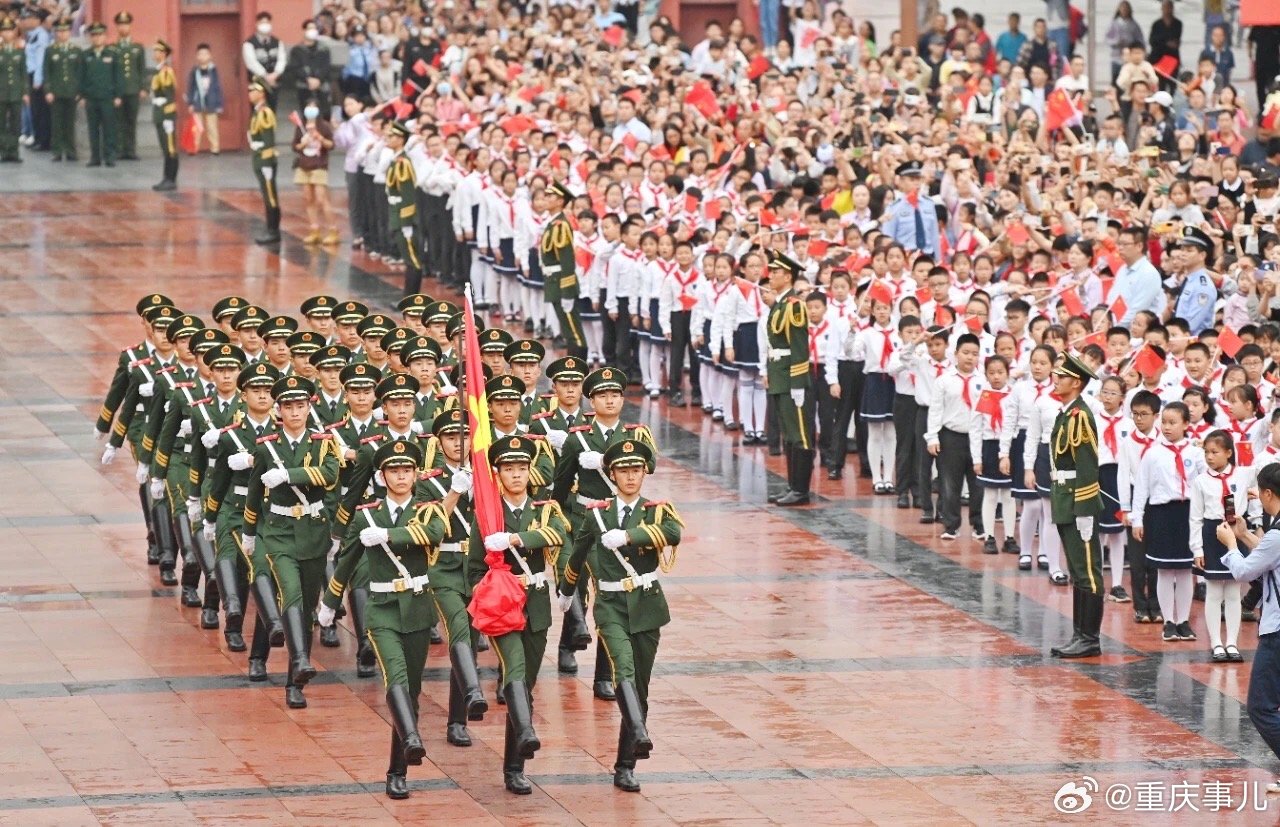 庆祝祖国生日！重庆人民广场举行国庆升旗仪式
