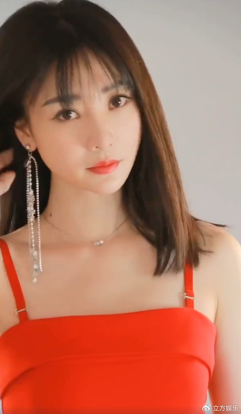 柳岩身穿红色吊带裙，画红唇妆容，笑容甜美，性感吸睛。