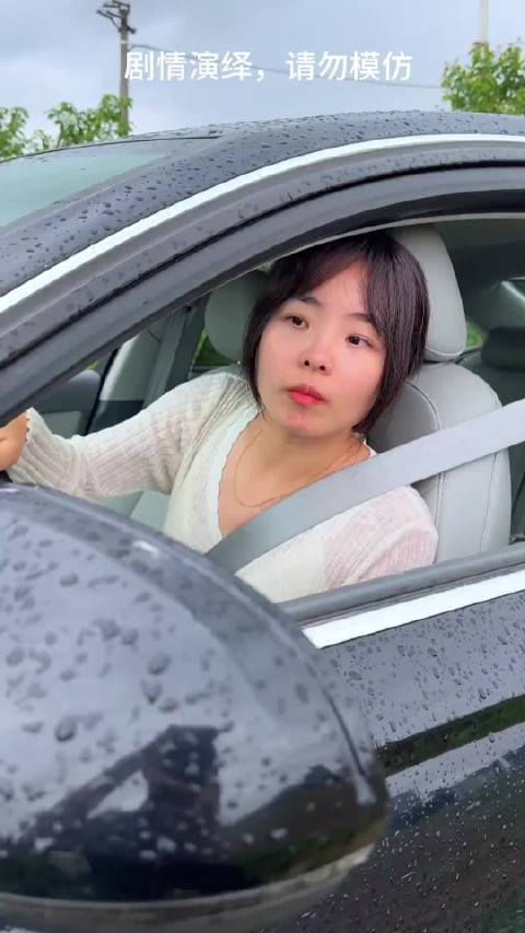 实习期女司机窄路展现手动挡神操作