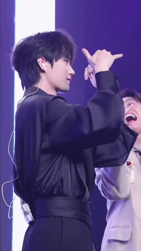 手势舞的风吹到了印尼 @周翊然 和全场合跳手势舞