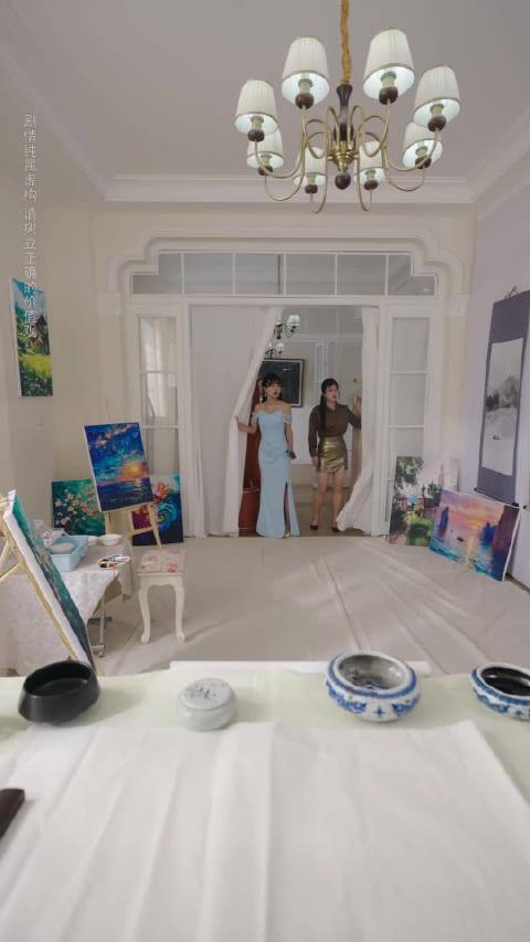 短剧·她站在光的背面-第41集-首富千金洛凝霜重生回开学日，前世被室友林嘉琪诬陷、生父林建明推下楼梯惨死。今生她备证自证