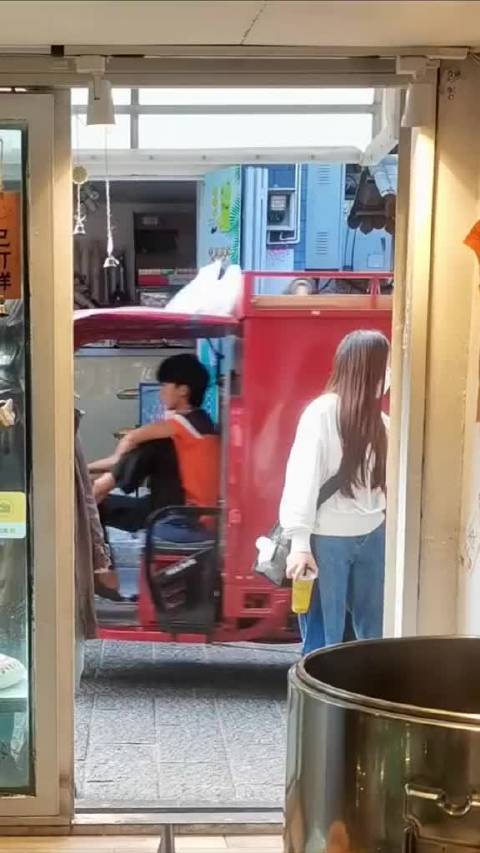 孟子义光顾大理小破屋麻辣烫，粉丝未合影仍开心