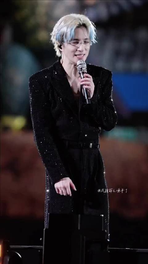 薛之谦演唱会遭粉丝喊爸爸，落荒而逃