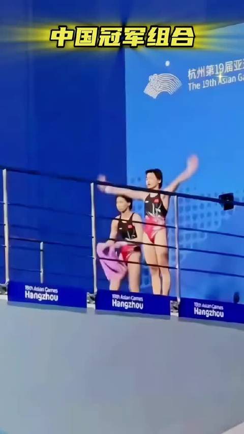 中国冠军组合！全红婵陈芋汐女子双人十米台上演水花消失术动作如同一个人太棒了，陈若琳教练倾城一笑！ 全红婵 