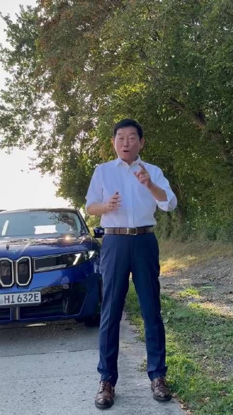 参访战略合作伙伴宝马公司，看到不少珍藏的老爷车，也试驾了4款车。在新能源时代，值钱的不是马力，而是操稳操控和安全性，这个