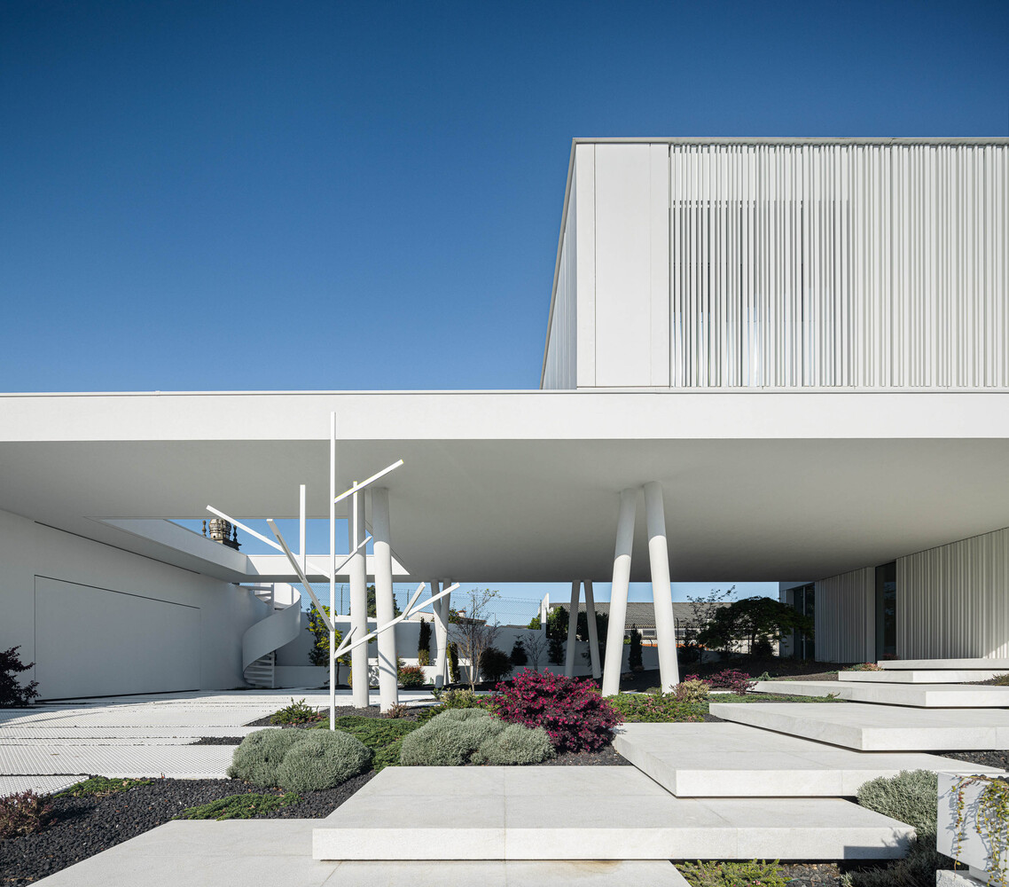 Risco Singular - Arquitectura | 340m， 萄牙白色庭院别墅