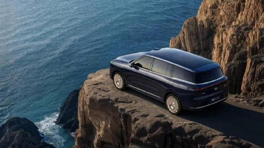 上汽智己拼了！能洗澡，还带地暖的智己LS9上市，理想L9会慌？