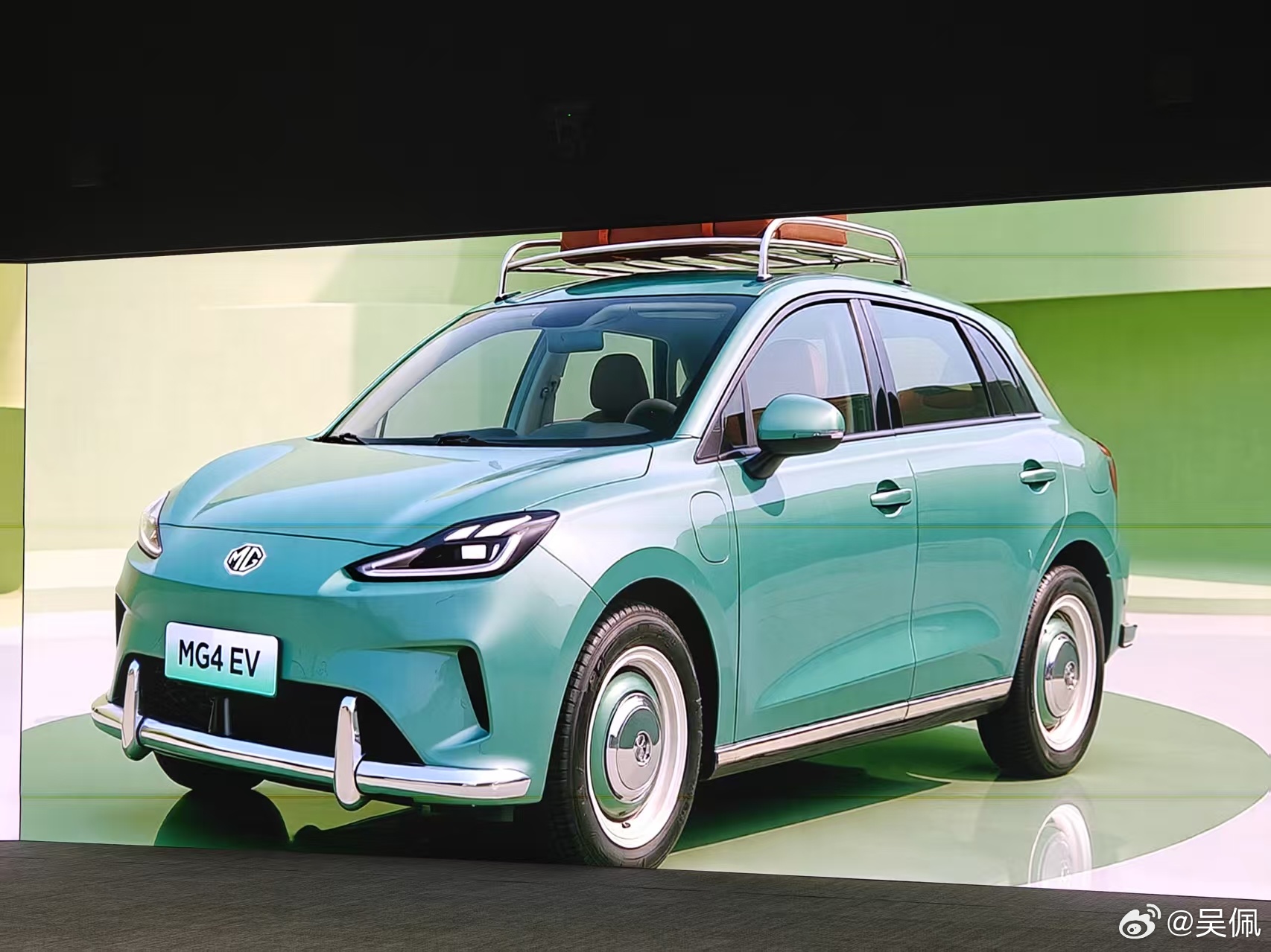 第二代MG4实车亮相，多色车漆与AI改装方案引关注