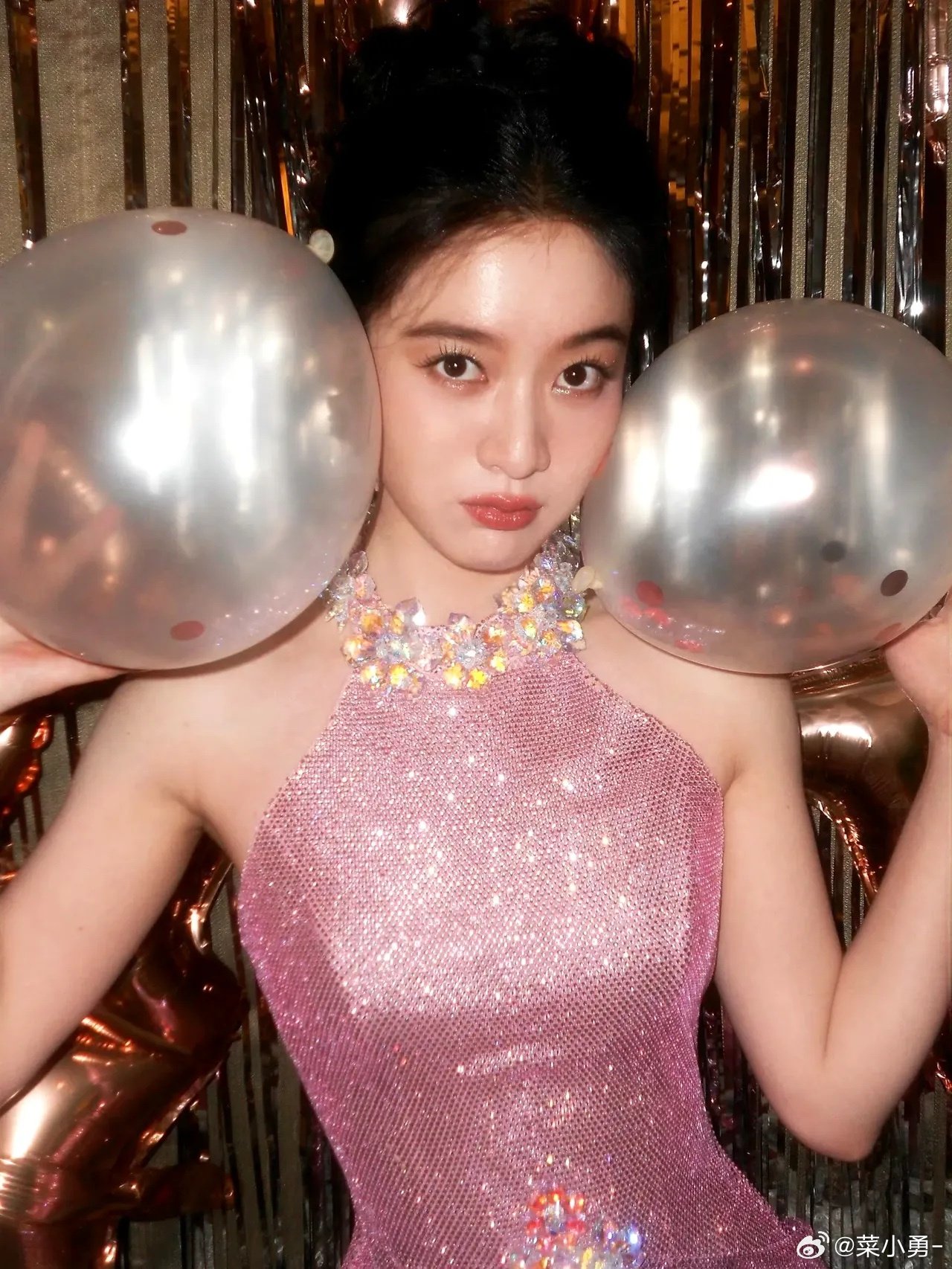 张雪迎28岁生日以粉发造型亮相，粉色亮片裙似人鱼姬