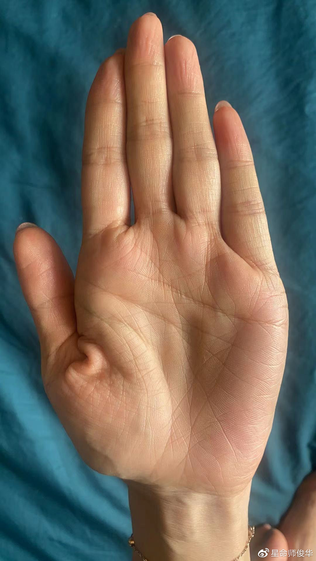 左右手掌平放时,手掌五指并拢紧密,说明在50岁以后的晚年生活中财运