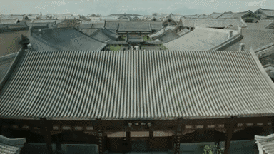 不要被古意的剧名骗了，这部讲述商界英雄成长的“爽剧”充满当代看点