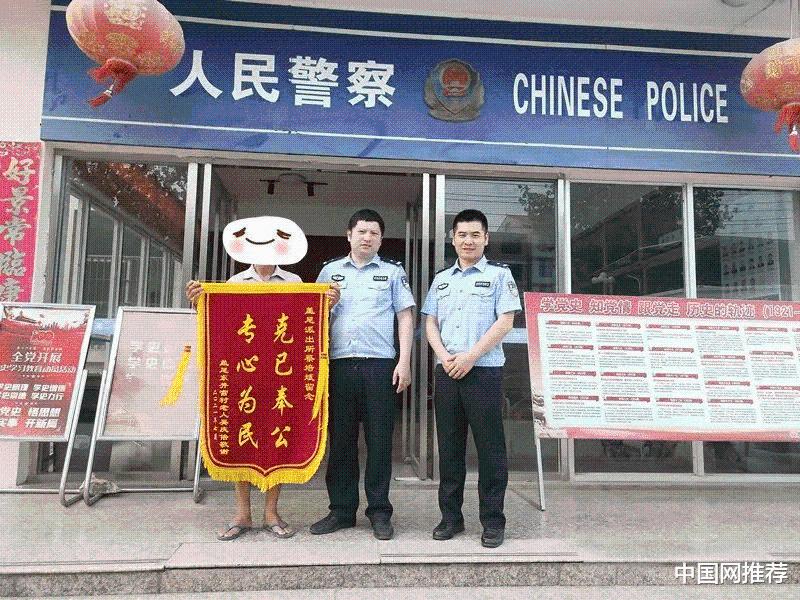 女孩外出捡瓶子攒钱 只因妈妈说的一句话……休闲区蓝鸢梦想 - Www.slyday.coM 女孩外出捡瓶子攒钱 只因妈妈说的一句话……休闲区蓝鸢梦想 - Www.slyday.coM