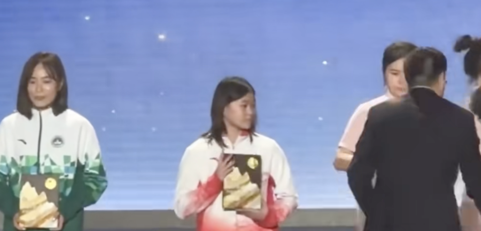 全红婵久违亮相！荣获杰出运动员C位领奖 1人抱着5瓶矿泉水上台