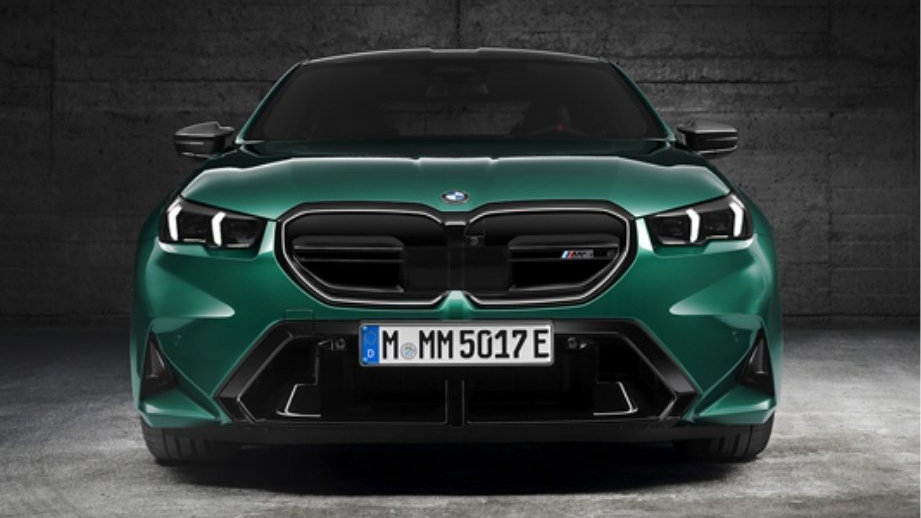 正式进入混动时代 宝马M5新老款车型对比