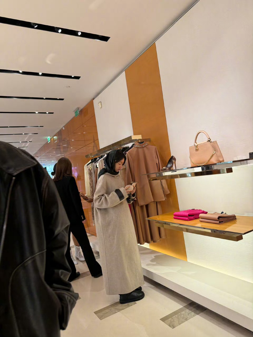 巴黎街头偶遇周冬雨，私服温柔又有气质，松弛感拉满，不刻意不张扬