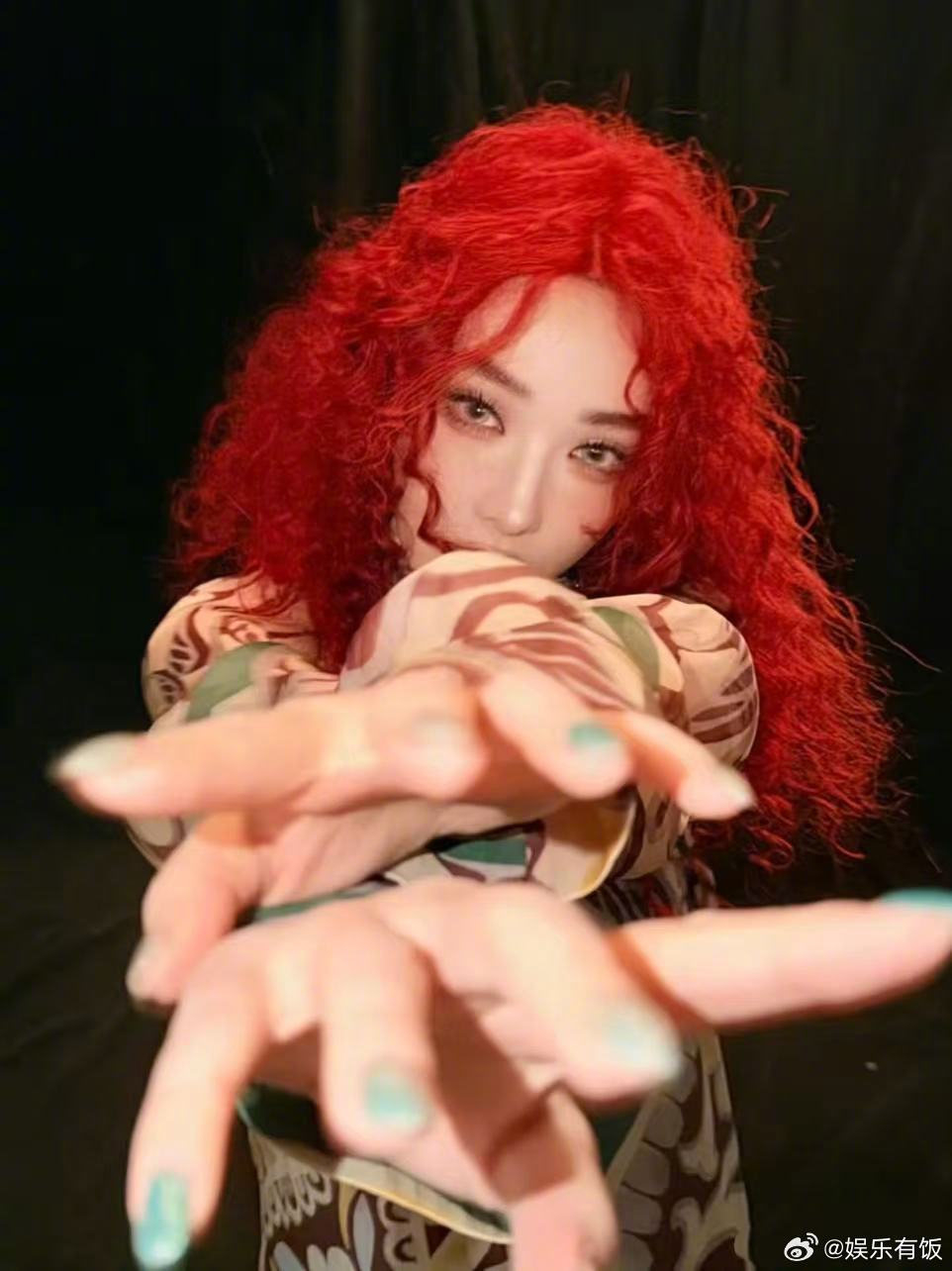 彭小苒红发造型惊艳亮相，百变风格引期待