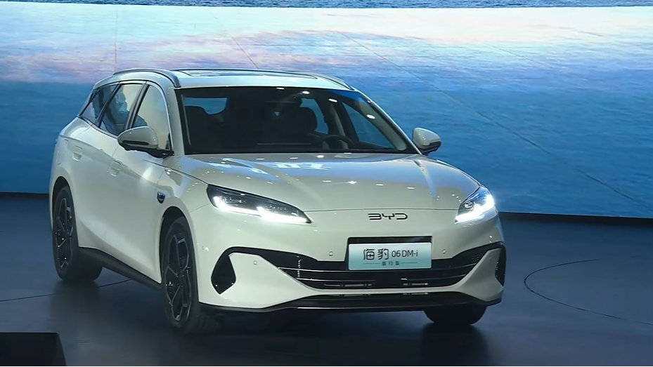 比亚迪发飙！10万买旅行车，2000km续航配冰箱，还带自动泊车…