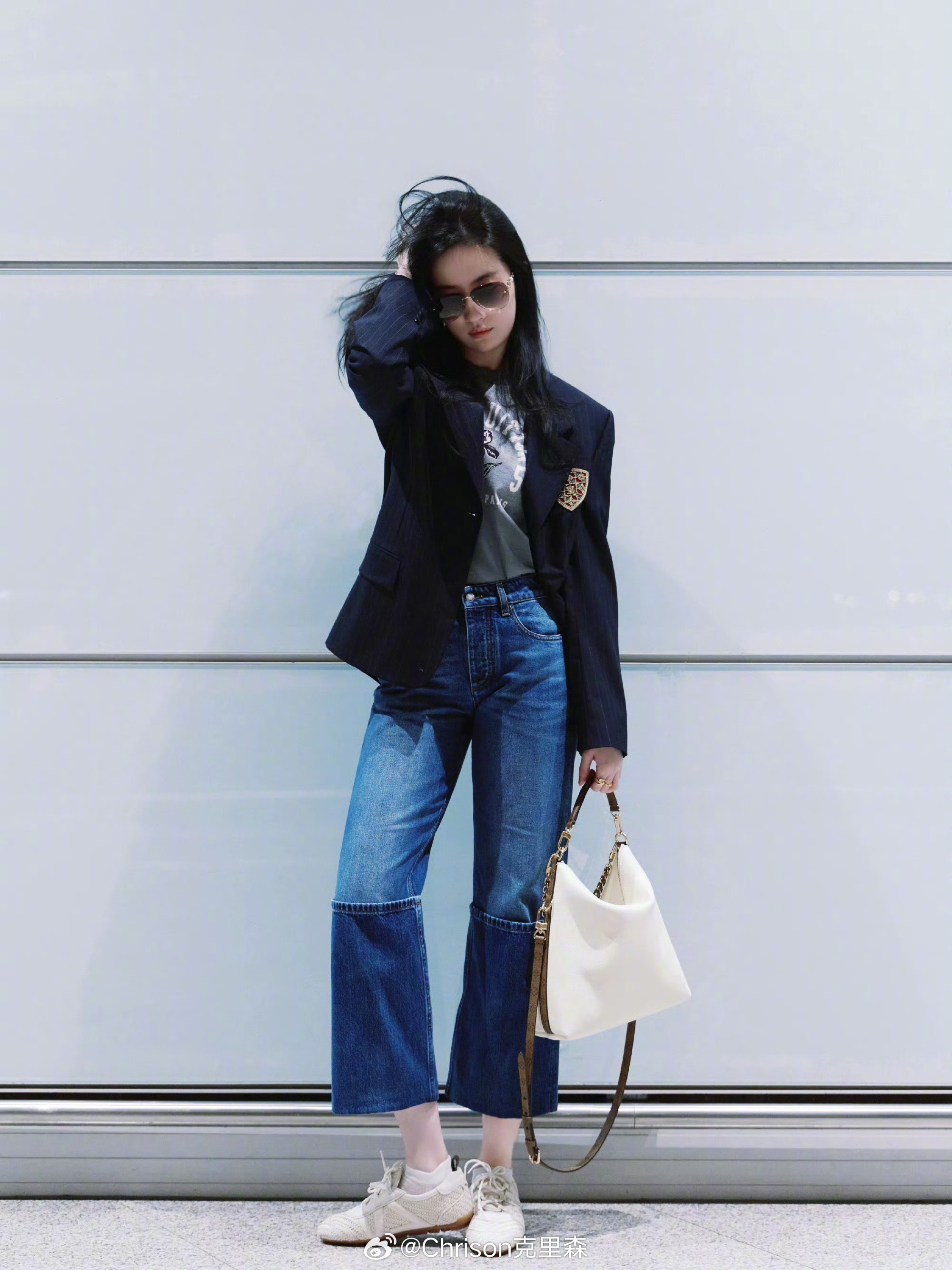 刘亦菲周冬雨携LV新品启程巴黎，将亮相秋冬女装秀