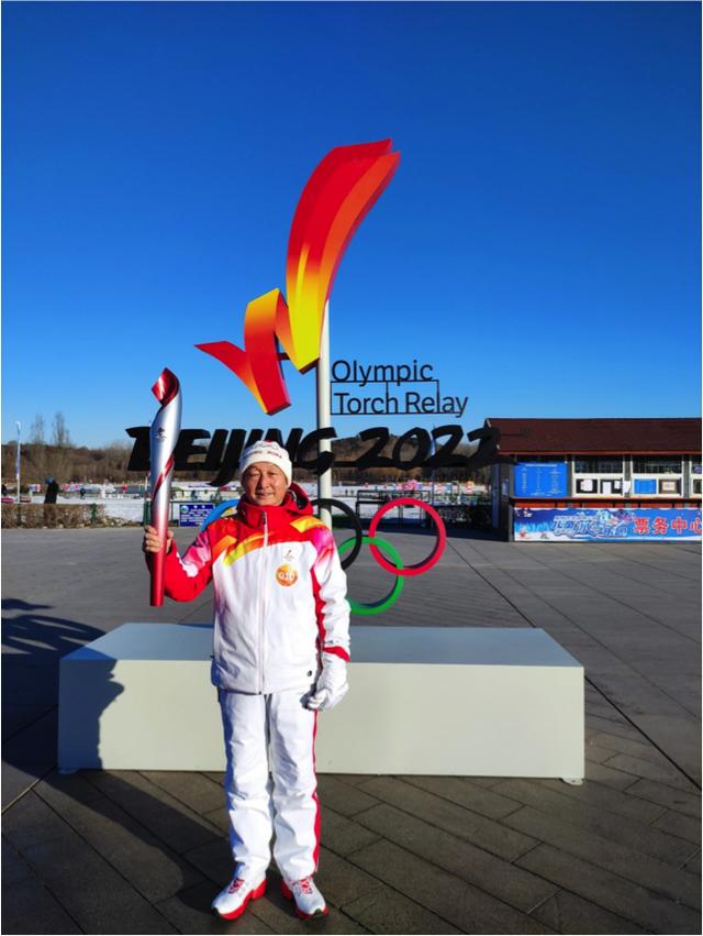 全国劳模许振超亮相开幕式传递国旗:“传递的是中国人对祖国的热爱”休闲区蓝鸢梦想 - Www.slyday.coM 全国劳模许振超亮相开幕式传递国旗:“传递的是中国人对祖国的热爱”休闲区蓝鸢梦想 - Www.slyday.coM