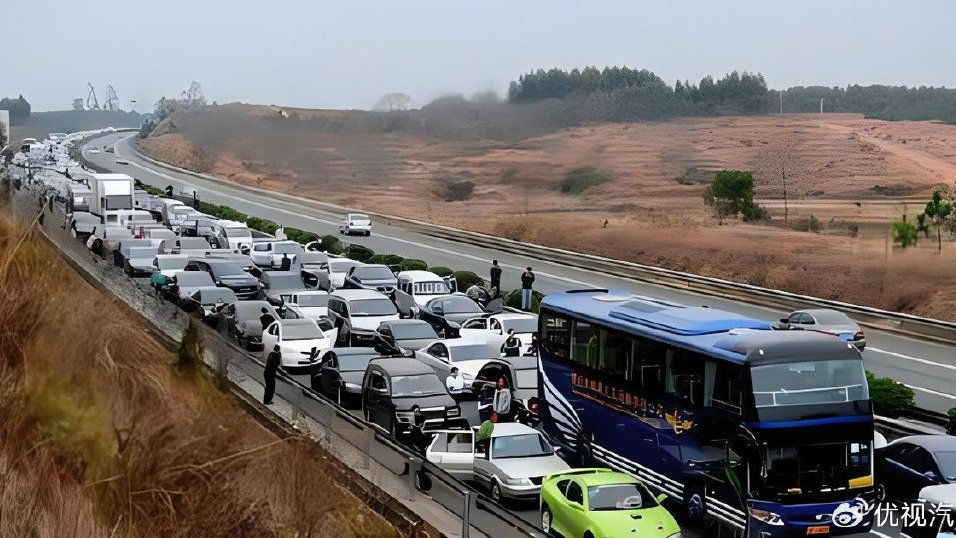堵车之后就懂了：春节该开油车还是电车回家？