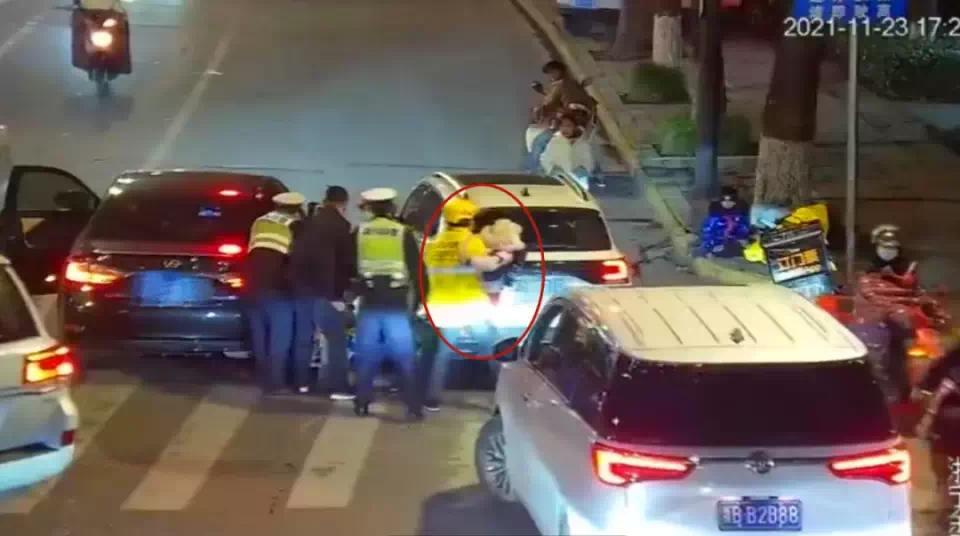 外卖小哥救车祸女童耽误送餐 余姚交警“霸气”回复休闲区蓝鸢梦想 - Www.slyday.coM 外卖小哥救车祸女童耽误送餐 余姚交警“霸气”回复休闲区蓝鸢梦想 - Www.slyday.coM