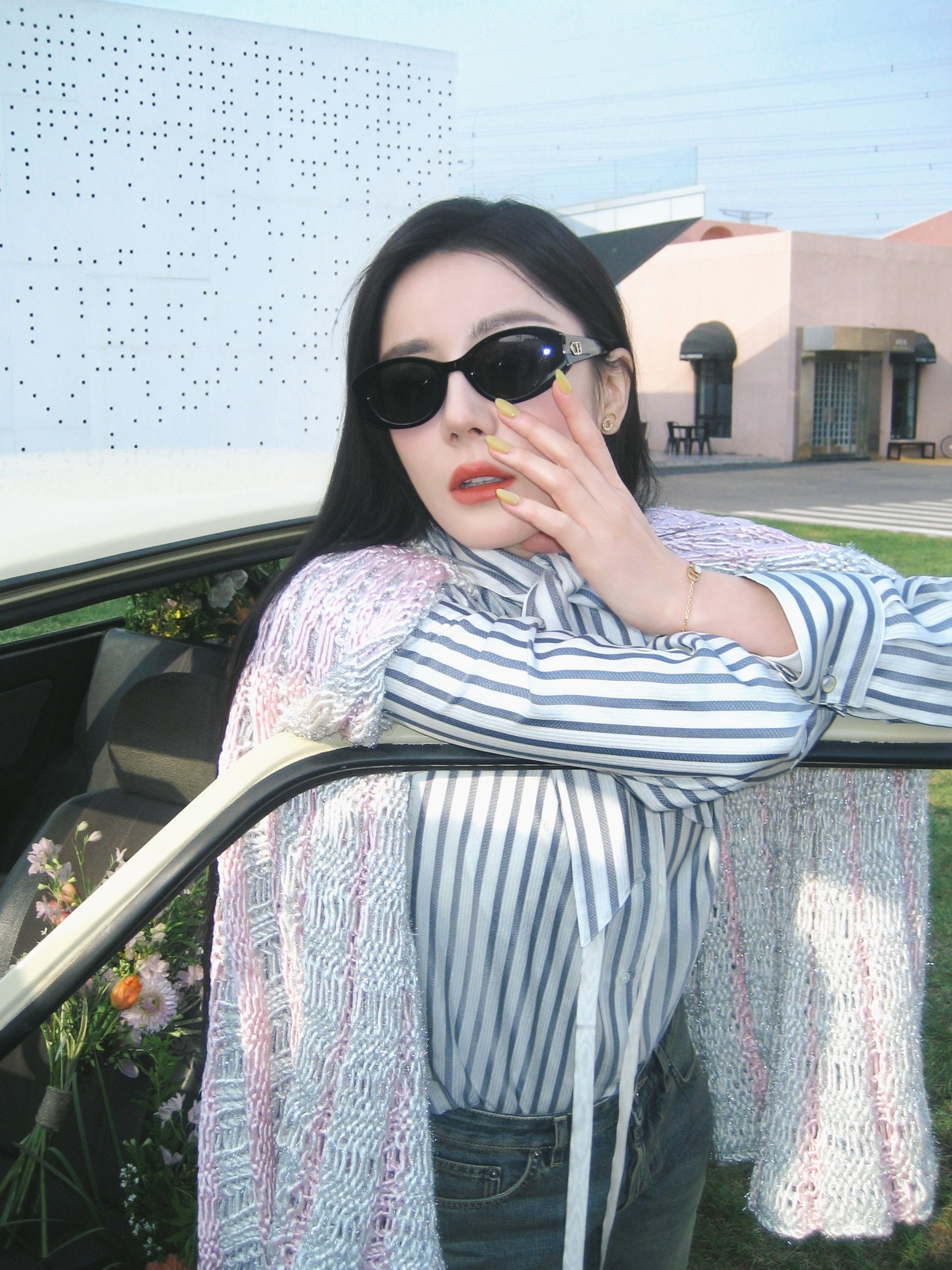 迪丽热巴车内捧花大片，又美又A，繁花簇拥浪漫又热烈，好想和热巴一起去兜风