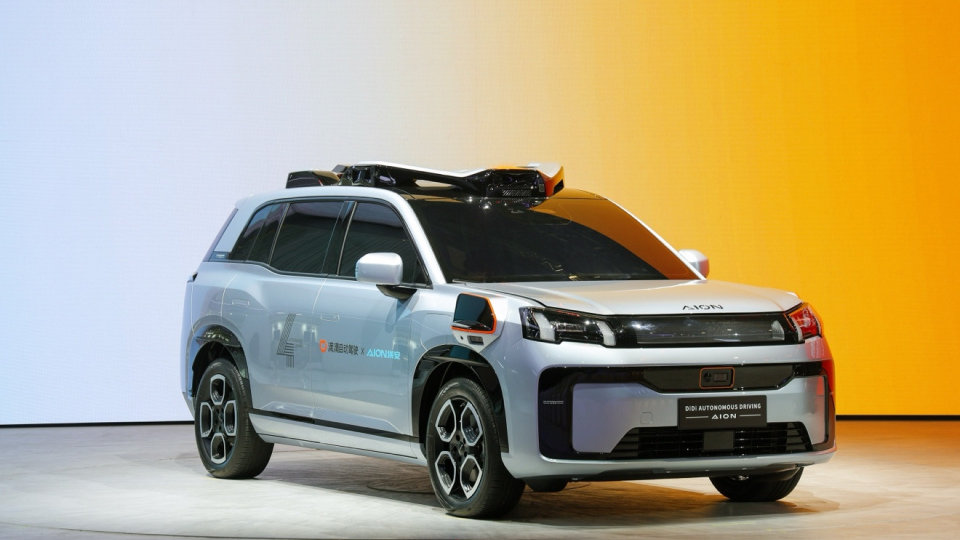 滴滴自动驾驶与广汽埃安前装量产L4车型亮相上海车展