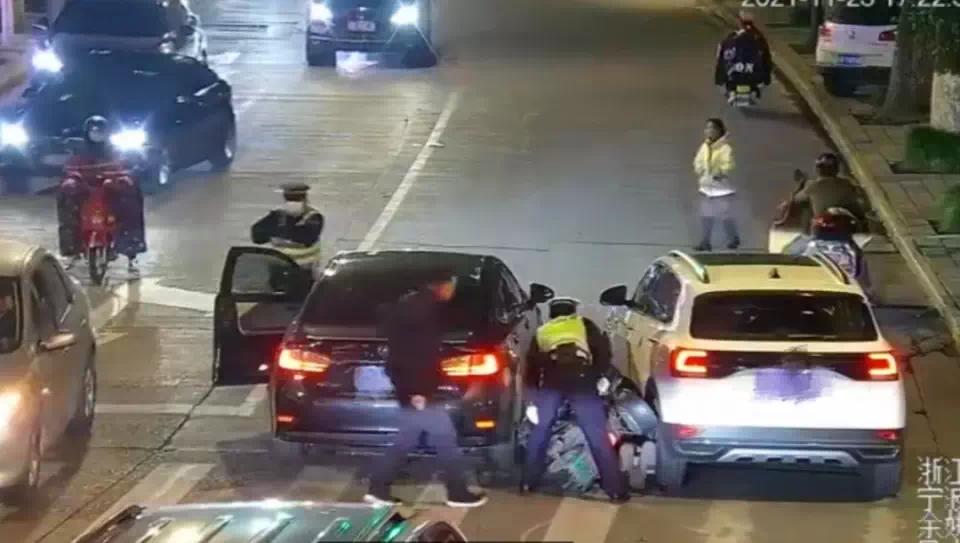 外卖小哥救车祸女童耽误送餐 余姚交警“霸气”回复休闲区蓝鸢梦想 - Www.slyday.coM 外卖小哥救车祸女童耽误送餐 余姚交警“霸气”回复休闲区蓝鸢梦想 - Www.slyday.coM