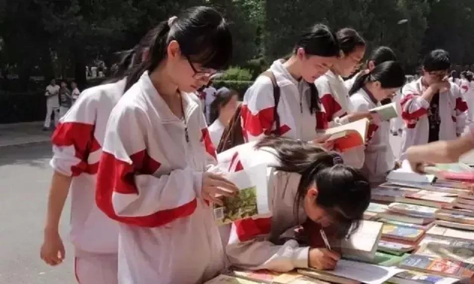 北京多所高中校服闪亮出镜孩子们的校服也太美了